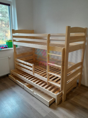 Detská poschodová posteľ z masívu CYRIL s prístelkou a šuplíkmi - 200x90 cm - PRÍRODNÁ BOROVICA