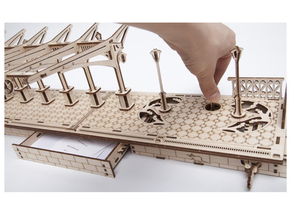 UGEARS 3D puzzle Železničná stanica 196 dielikov