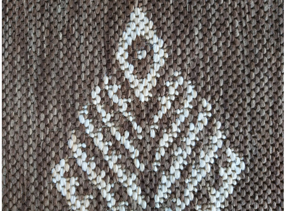 Kusový koberec Needle - ornament - hnedý