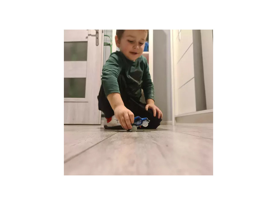 Svietiace autíčko na autodráhu