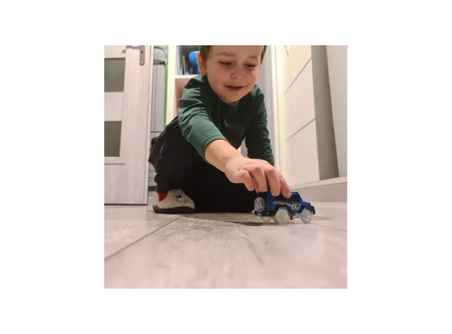 Svietiace autíčko na autodráhu