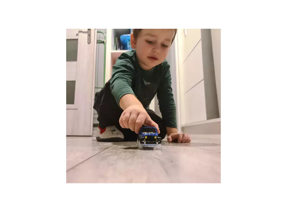 Svietiace autíčko na autodráhu