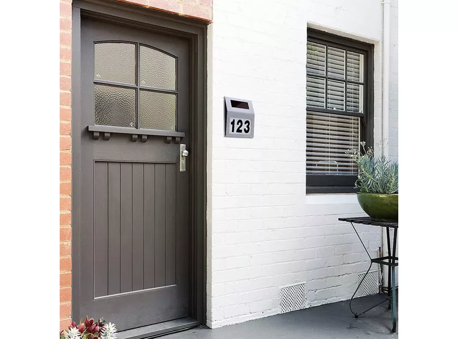 LED solárna lampa s číslom domu - strieborná