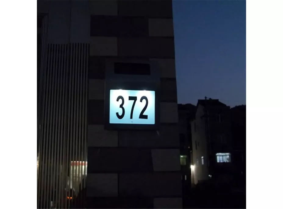 LED solárna lampa s číslom domu - strieborná