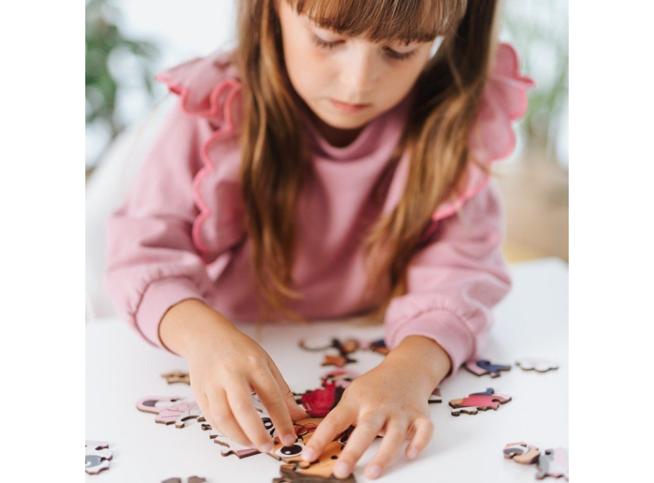 TREFL Wood Craft Junior puzzle Gábinin kúzelný domček: Gábi a jej mačiatko 50 dielikov