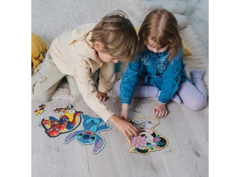 TREFL Wood Craft Junior puzzle Vo svete Mickeho Mouse 50 dielikov