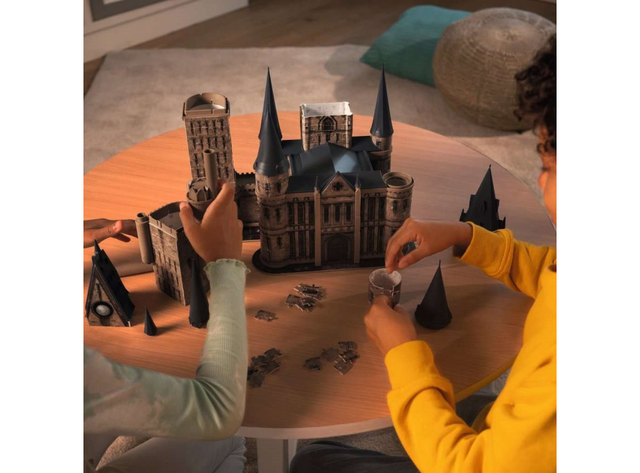 RAVENSBURGER Svietiace 3D puzzle Nočná edícia Harry Potter: Rokfortský hrad - Astronomická veža 626 dielikov