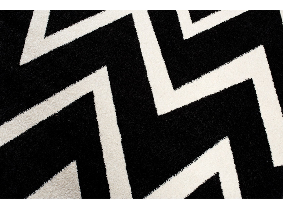 Kusový koberec MAROKO Scrawl - čierny/biely