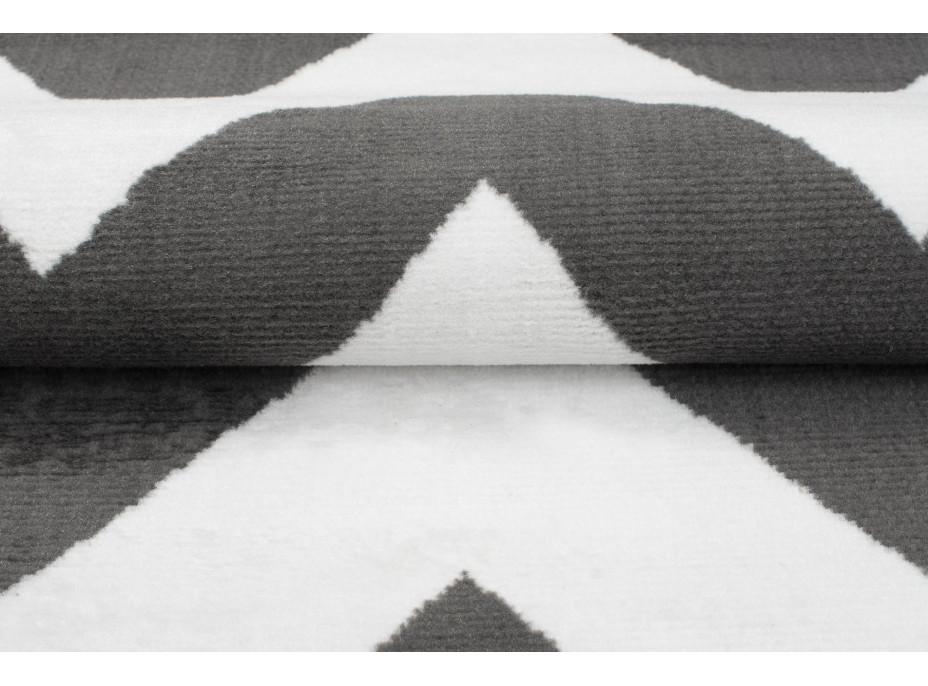Kusový koberec BALI Cik-cak - tmavo šedý/biely