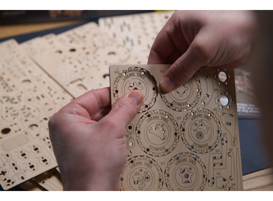 Ugears 3D drevené mechanické puzzle Nákladné auto CARGO