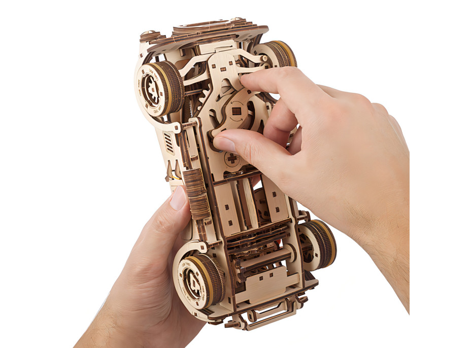 Ugears 3D drevené mechanické puzzle Driftujúce pretekár Cobra