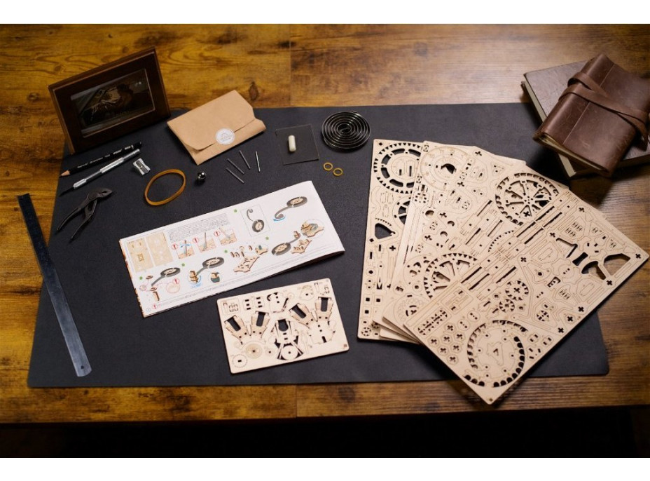 Ugears 3D drevené mechanické puzzle Hodiny motora