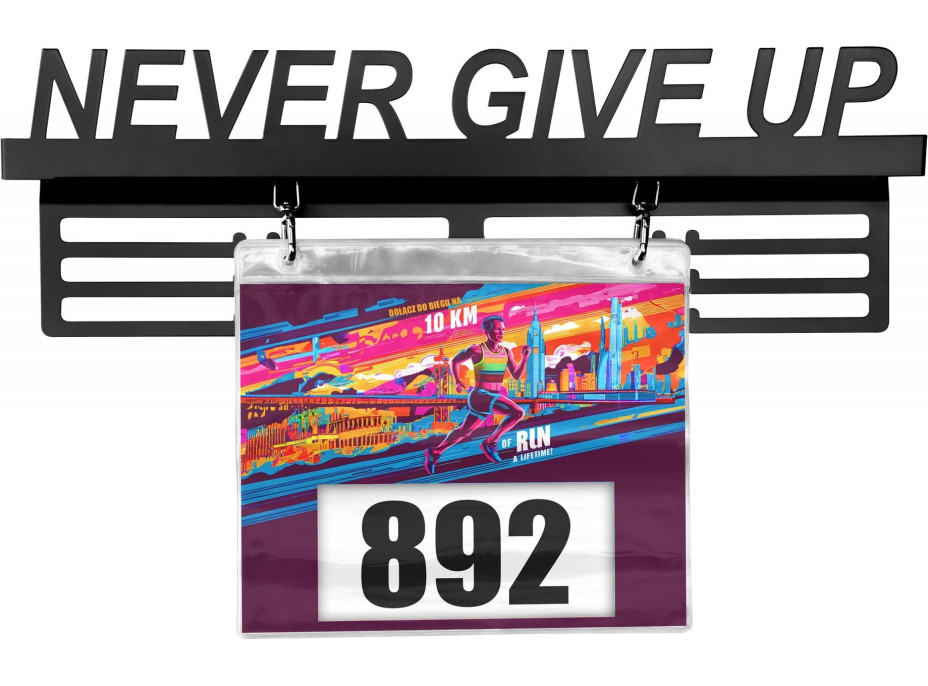 Kovový vešiak na medaily a štartové čísla NEVER GIVE UP - čierny