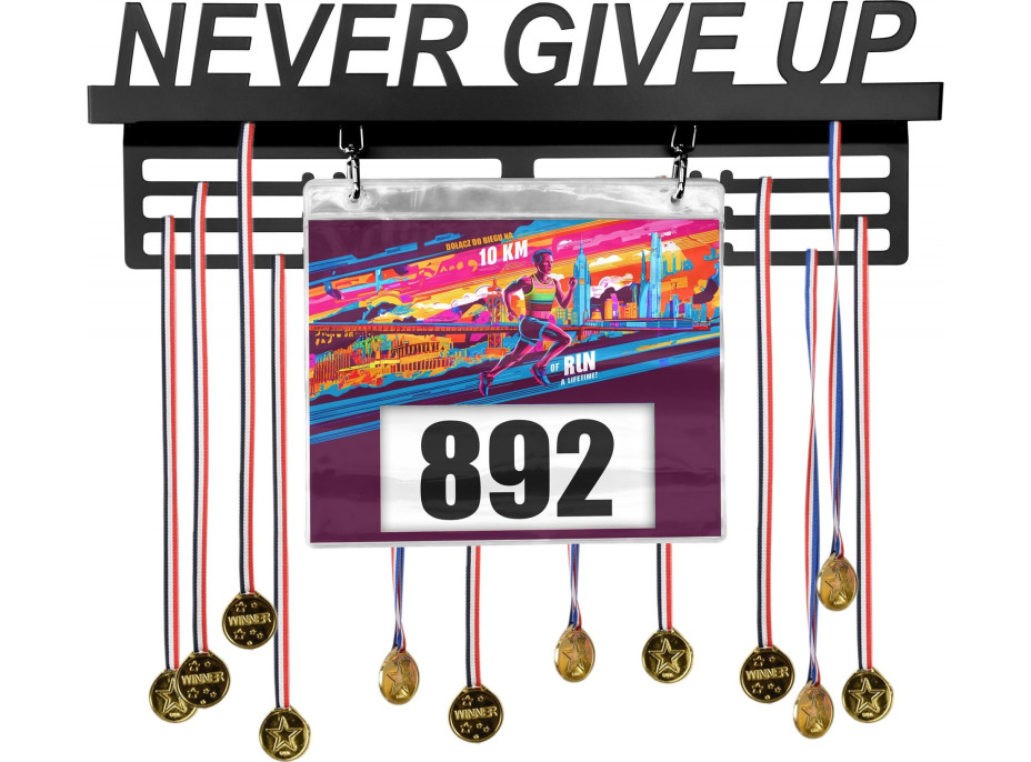 Kovový vešiak na medaily a štartové čísla NEVER GIVE UP - čierny