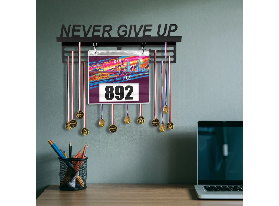 Kovový vešiak na medaily a štartové čísla NEVER GIVE UP - čierny