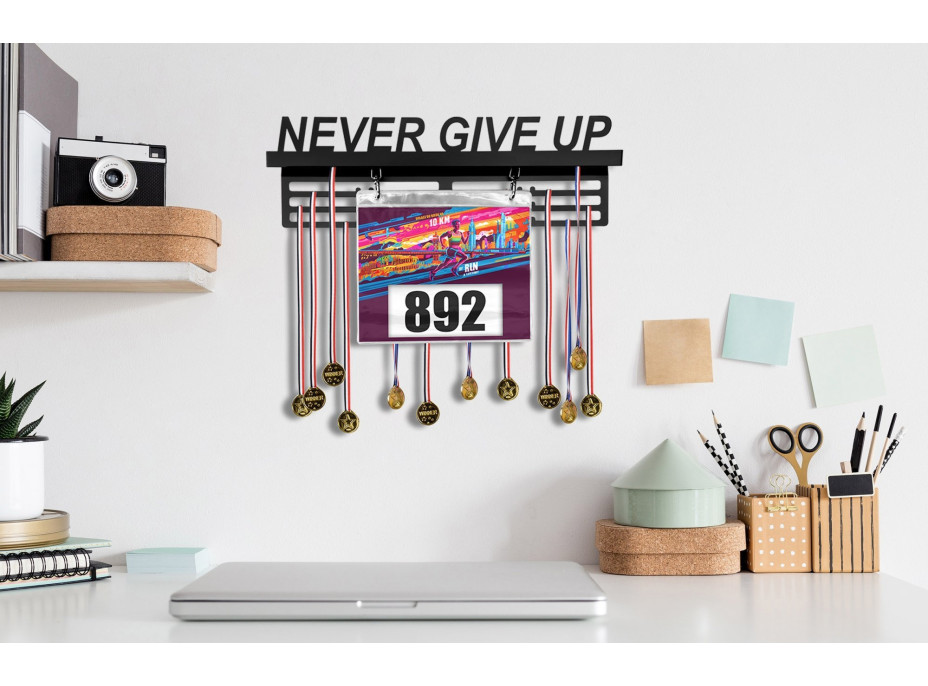 Kovový vešiak na medaily a štartové čísla NEVER GIVE UP - čierny