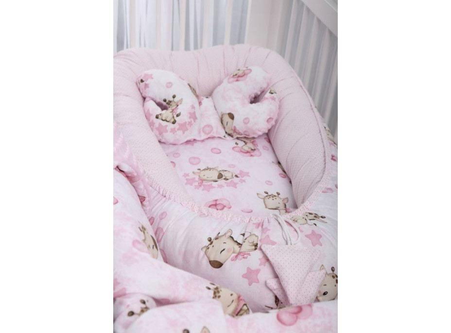 Obojstranné hniezdočko (kokon) pre bábätko - BABYMAM PREMIUM set 7v1 - Ružová žirafa so svetloružovou minkou