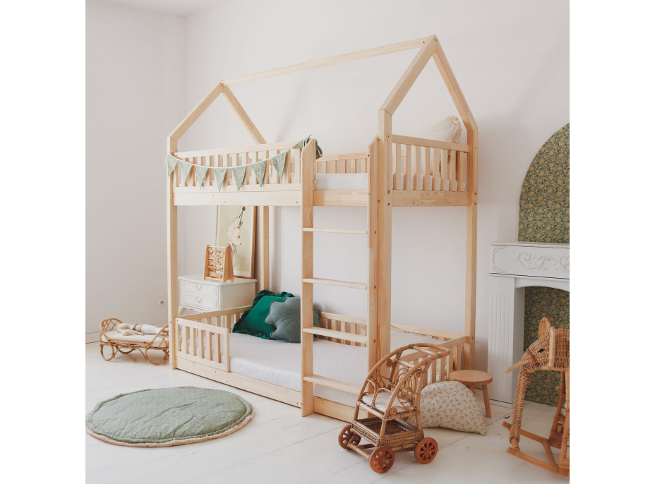 Detská poschodová domčeková posteľ z masívu borovice BIANCO s Montessori lôžkom - 200x90 cm - bez povrchových úprav