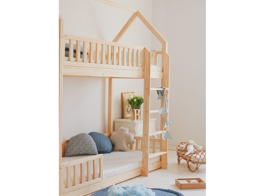 Detská poschodová domčeková posteľ z masívu borovice BIANCO s Montessori lôžkom - 200x90 cm - bez povrchových úprav