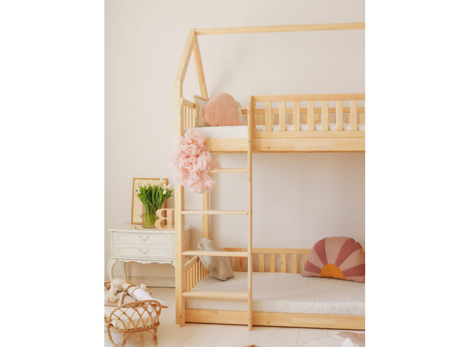 Detská poschodová domčeková posteľ z masívu borovice BIANCO s Montessori lôžkom - 200x90 cm - bez povrchových úprav