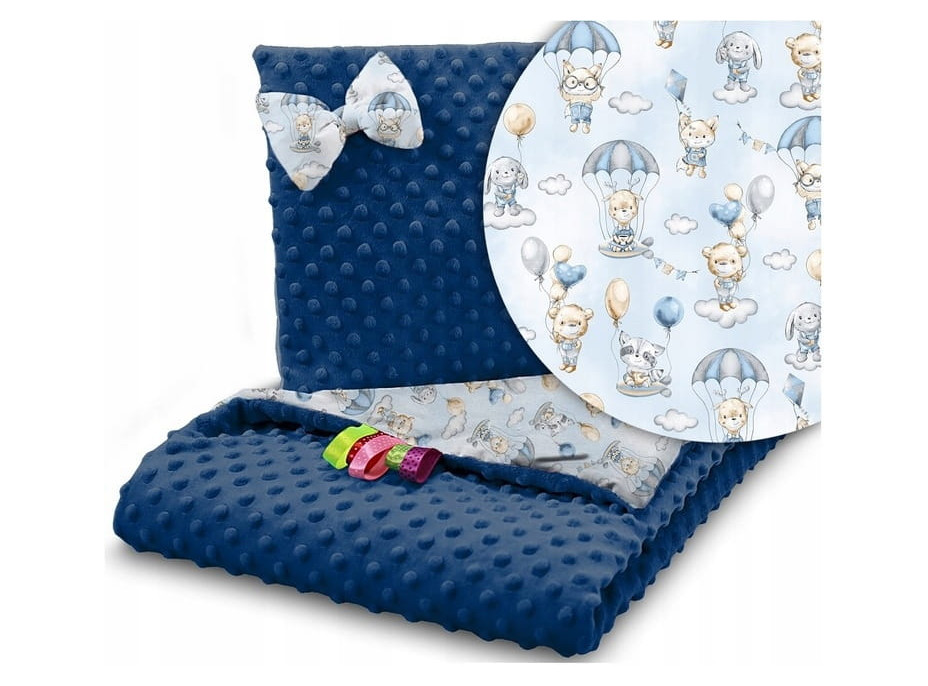 Detská deka do kočíka s vankúšikom a motýlikom - BABYMAM PREMIUM set 3v1 - Prechádzka v oblakoch s tmavo modrou minky