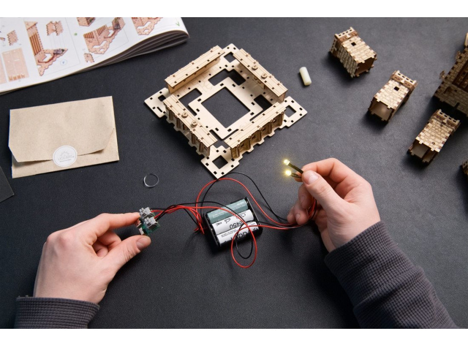 UGEARS Svietiace 3D puzzle Alexandrijský maják 340 dielikov