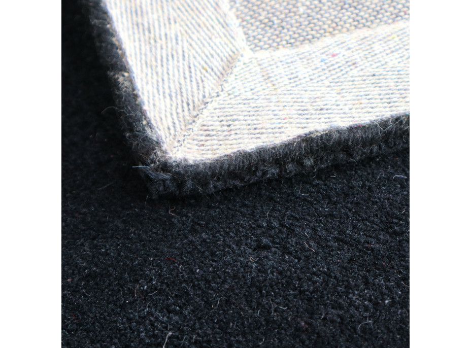 Ručne všívaný kusový koberec Asra wool čierna