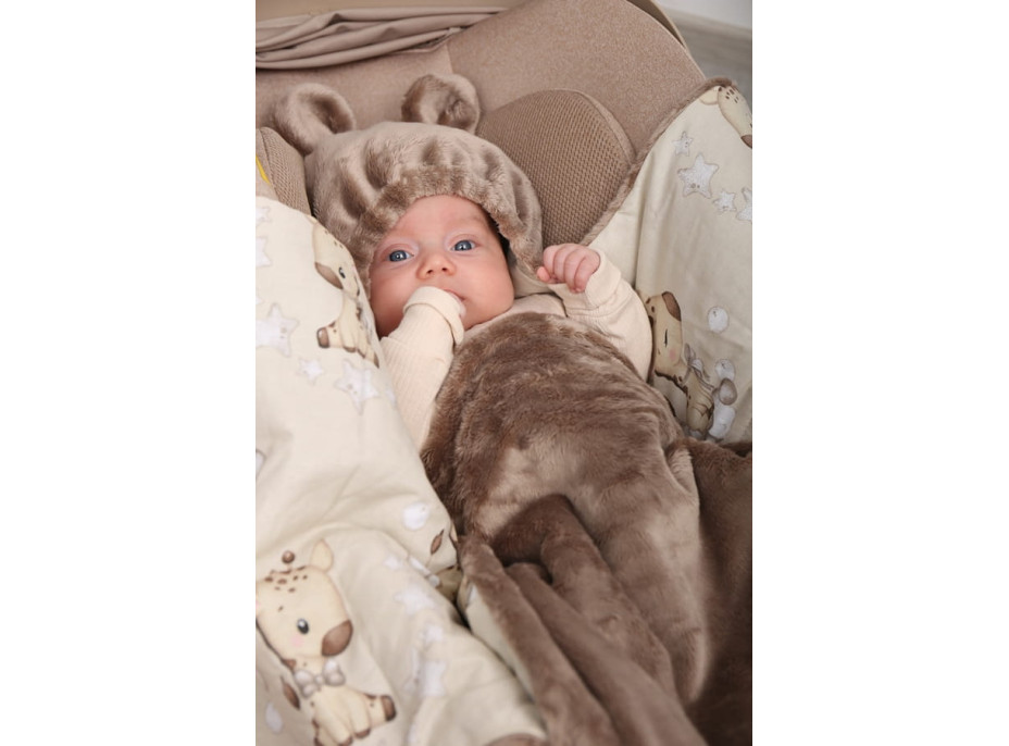 Plyšová zavinovačka s kapucňou BABYMAM do autosedačky - Béžová žirafa/cappuccino