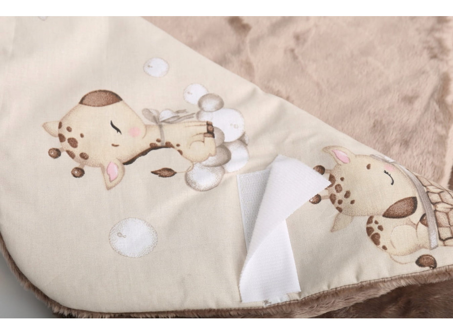 Plyšová zavinovačka s kapucňou BABYMAM do autosedačky - Béžová žirafa/cappuccino
