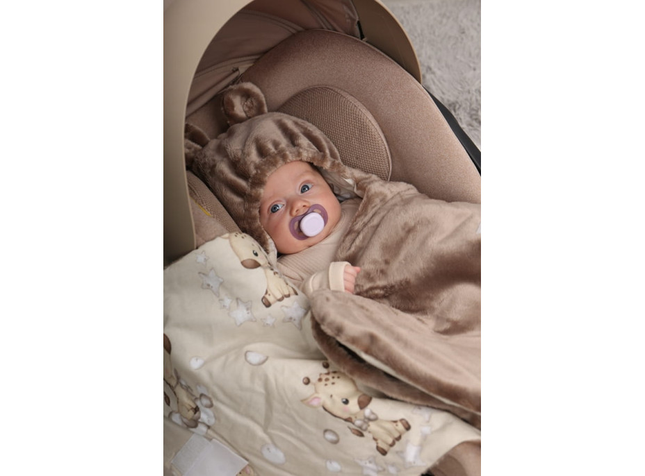 Plyšová zavinovačka s kapucňou BABYMAM do autosedačky - Béžová žirafa/cappuccino