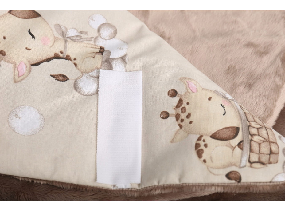 Plyšová zavinovačka s kapucňou BABYMAM do autosedačky - Béžová žirafa/cappuccino