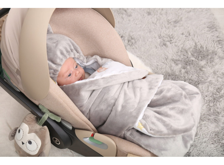 Plyšová zavinovačka s kapucňou BABYMAM do autosedačky - Let lastovičkou/sivá