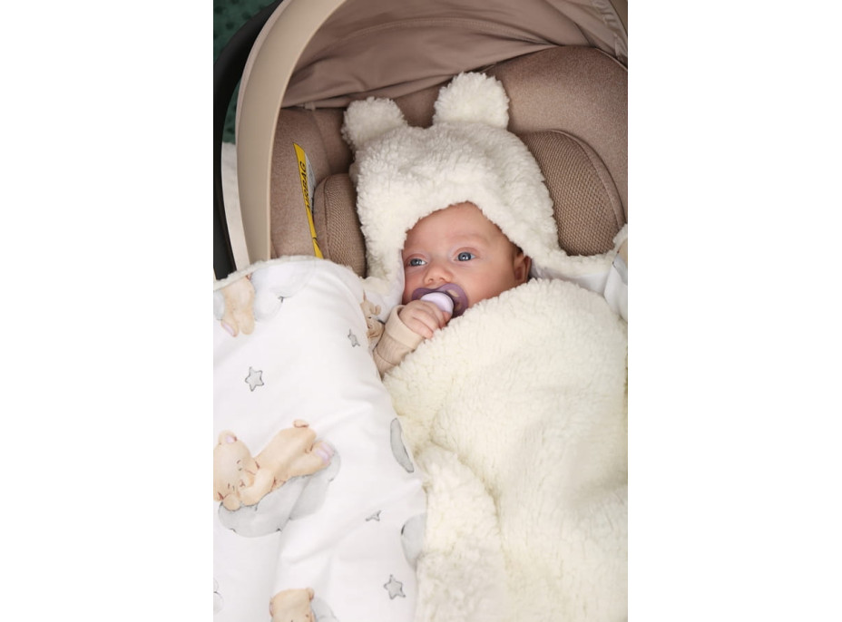Plyšová zavinovačka s kapucňou BABYMAM do autosedačky - Medvedík v oblakoch/baránok ecru