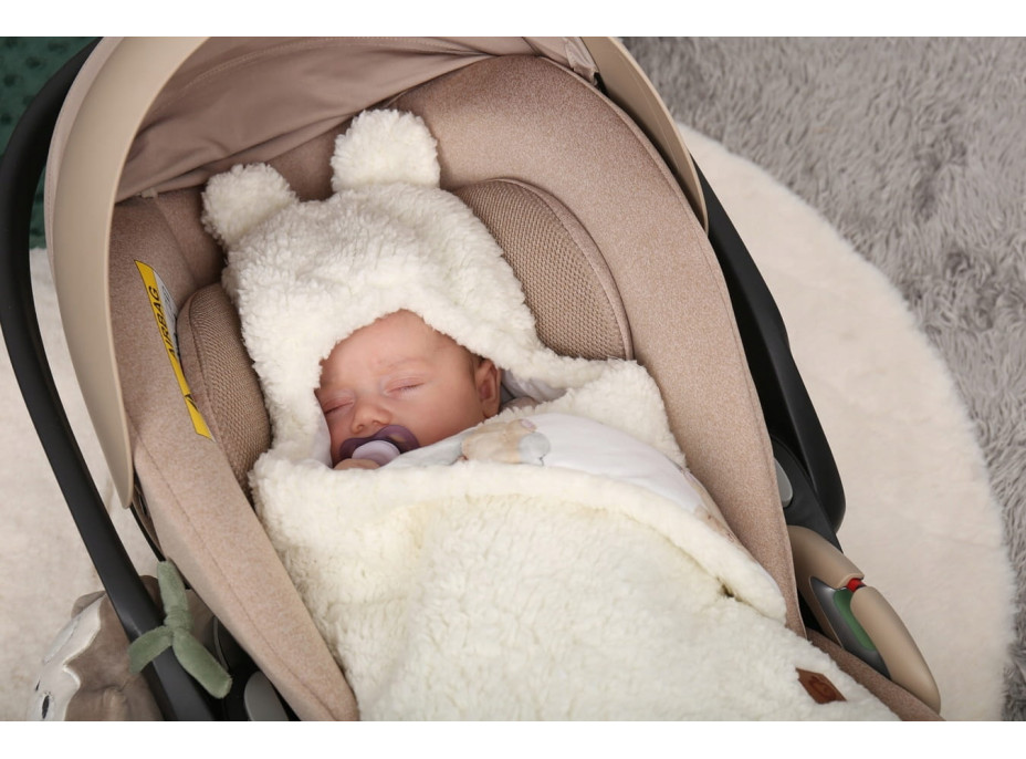 Plyšová zavinovačka s kapucňou BABYMAM do autosedačky - Medvedík v oblakoch/baránok ecru