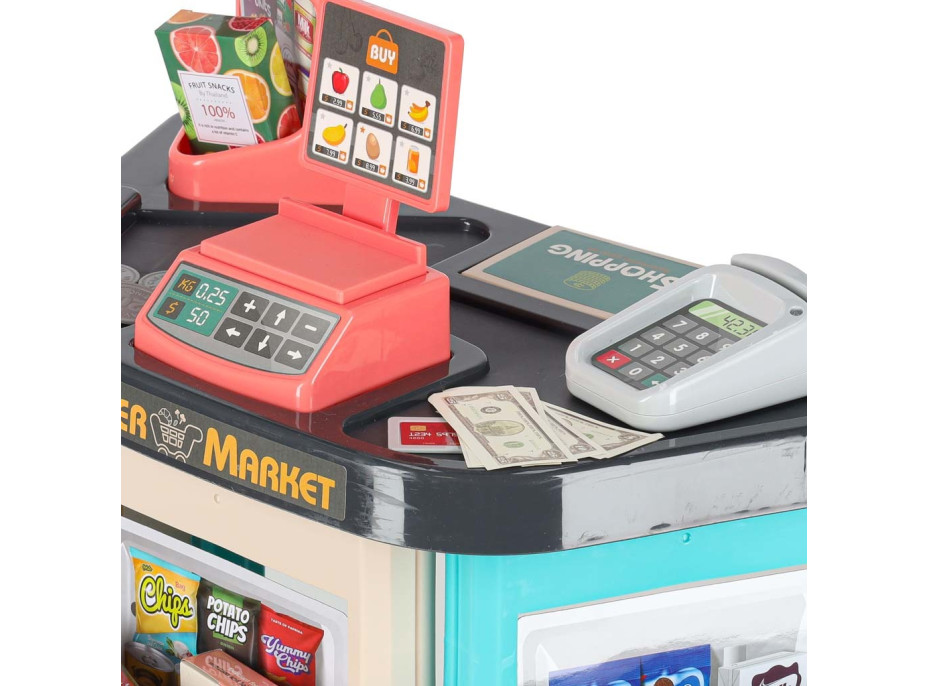 Pokladňa v supermarkete s nákupným vozíkom