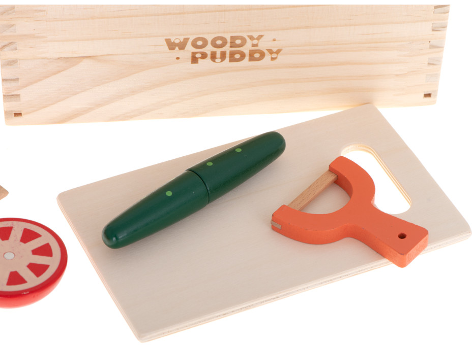 Drevená krájacia zelenina v krabici s príslušenstvom