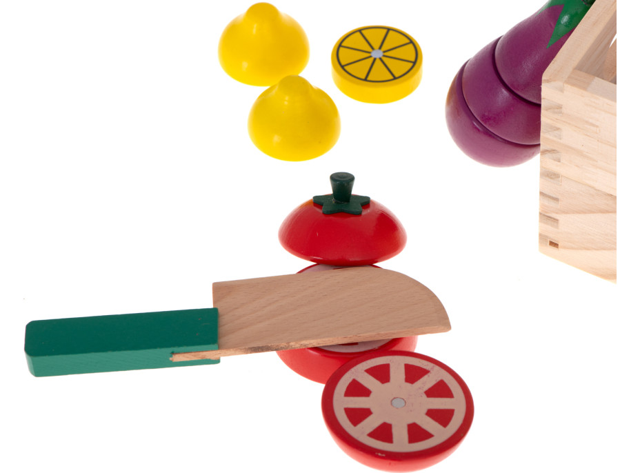 Drevená krájacia zelenina v krabici s príslušenstvom