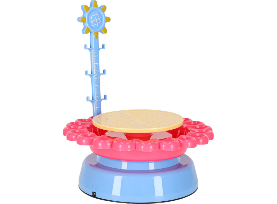 Hrnčiarsky kruh s hlinou a farbami