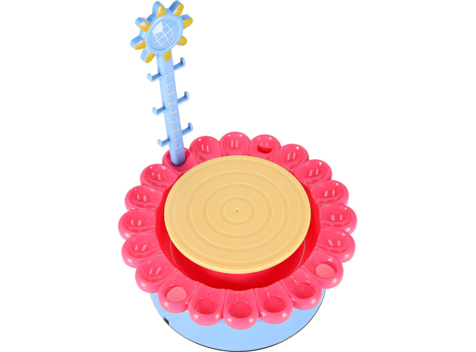 Hrnčiarsky kruh s hlinou a farbami