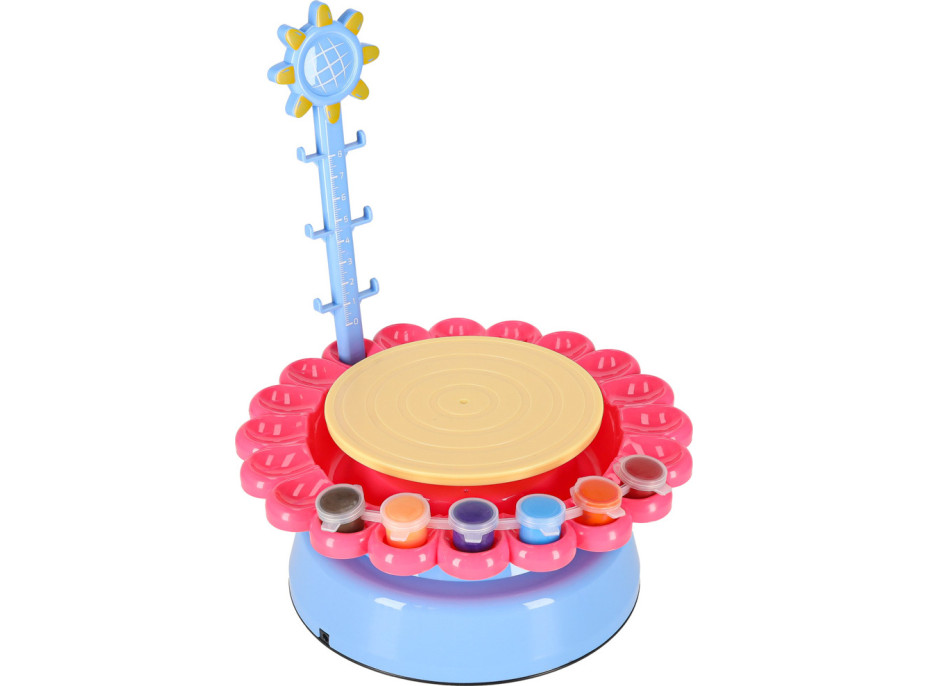 Hrnčiarsky kruh s hlinou a farbami