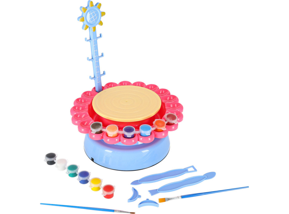 Hrnčiarsky kruh s hlinou a farbami