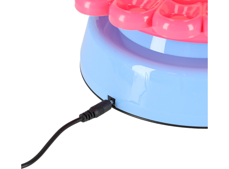 Hrnčiarsky kruh s hlinou a farbami