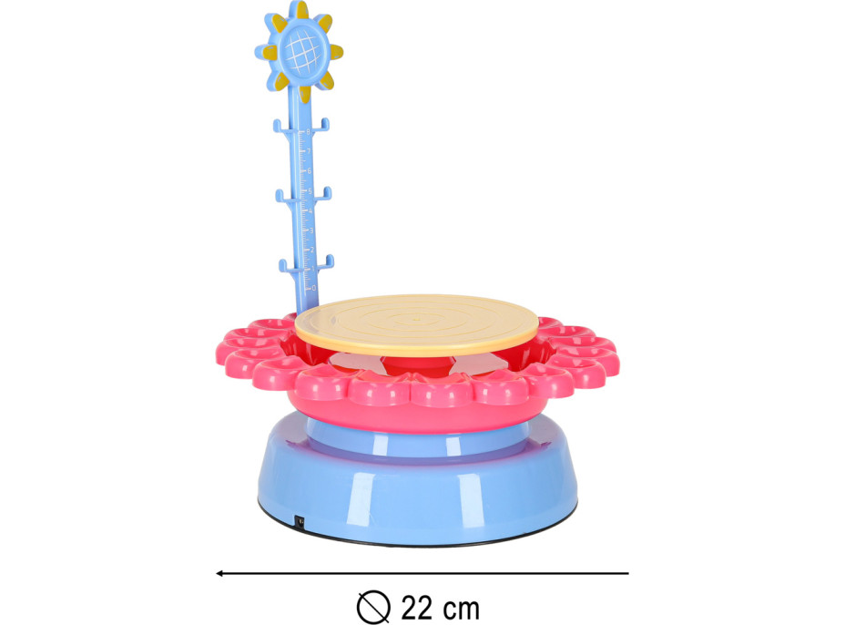 Hrnčiarsky kruh s hlinou a farbami