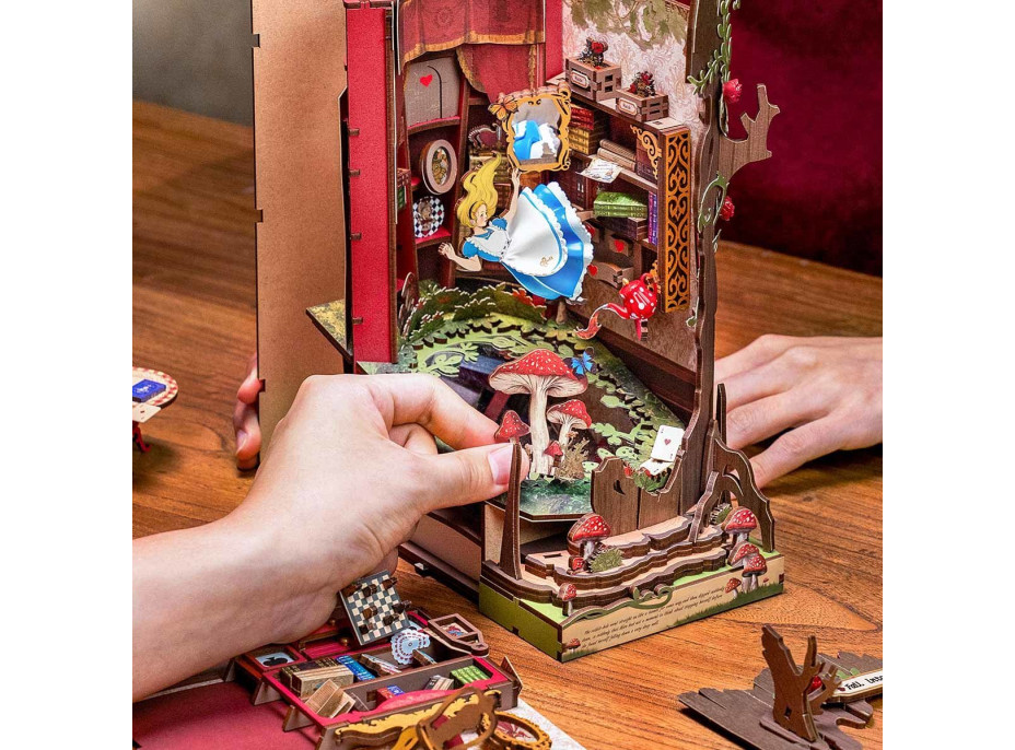 ROBOTIME Rolife DIY 3D Zarážka na knihy: Alenka v Ríši divov s LED osvetlením 300 dielikov