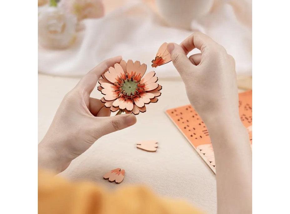 ROBOTIME Rowood 3D drevené puzzle Oranžová gerbera 105 dielikov