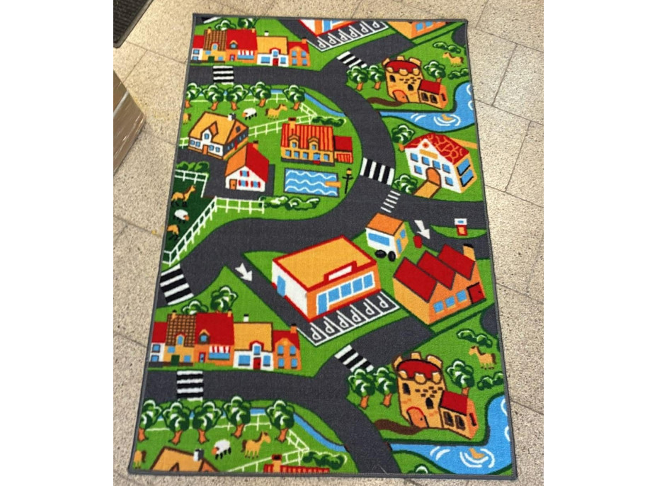 Detský koberec dedinkou