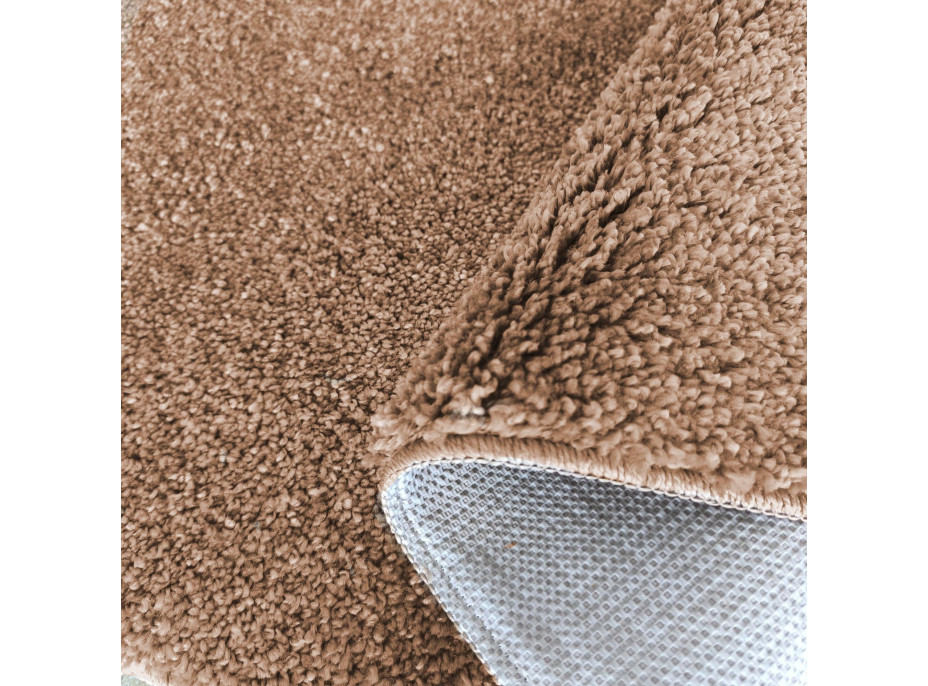 Moderný koberec SHAGGY CAMIL - svetlo hnedý