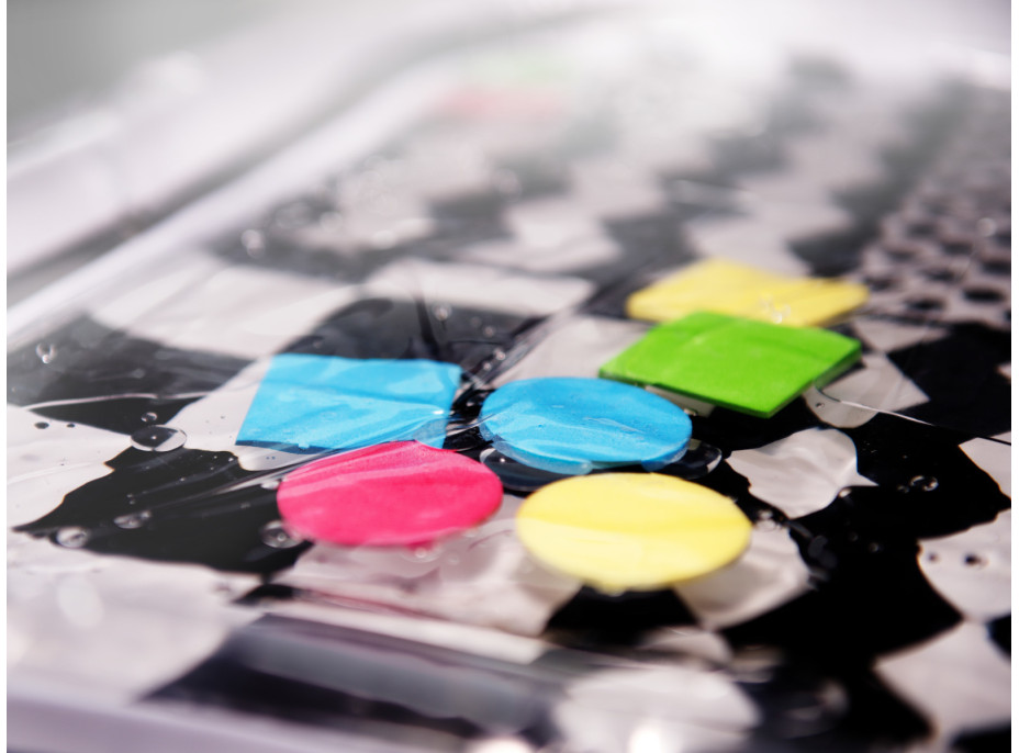 Nafukovacia vodná podložka s kontrastnými čiernobielymi vzormi - 65 cm x 50 cm