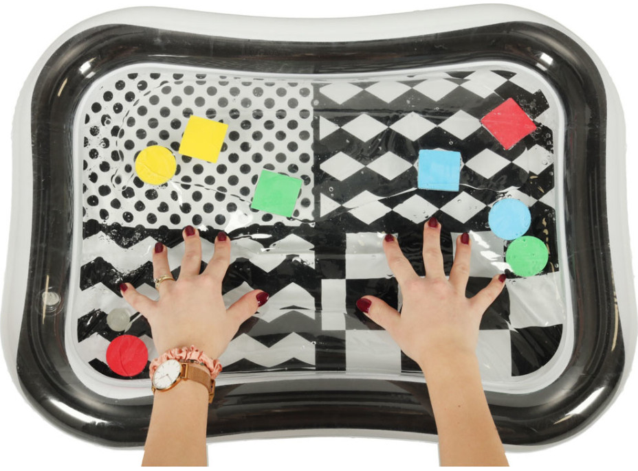 Nafukovacia vodná podložka s kontrastnými čiernobielymi vzormi - 65 cm x 50 cm