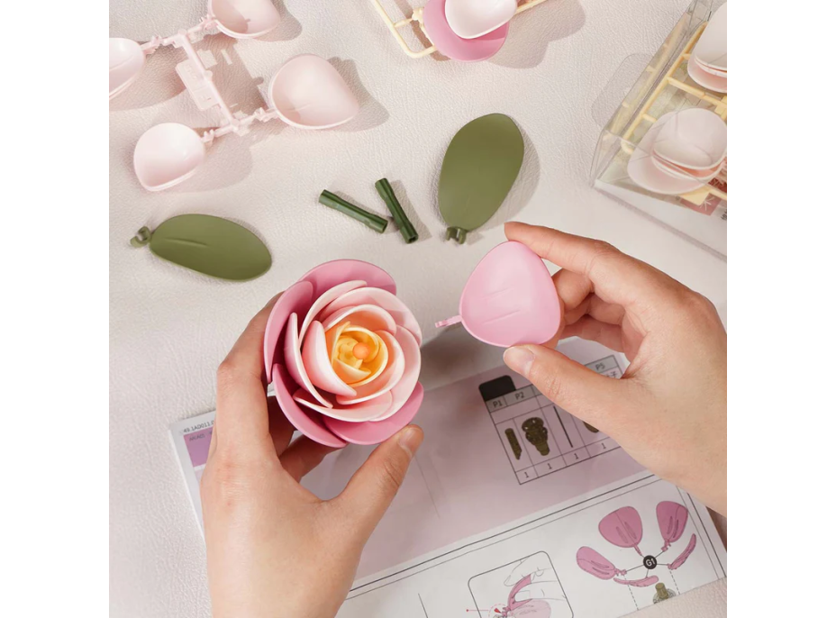 ROBOTIME Roker Floral Art: 3D puzzle Zelená ruža 37 dielikov